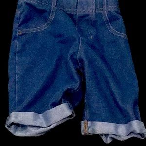 These are cute jean shorts for your little kids it’s a size 6